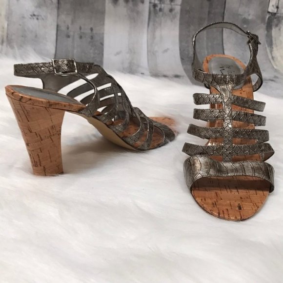 The touch of Nina silver strappy shoe, 9.5 - Picture 1 of 6